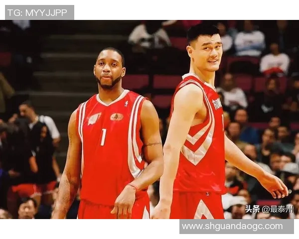 浓眉与姚明同框合影展现篮球巨星风采引发球迷热议