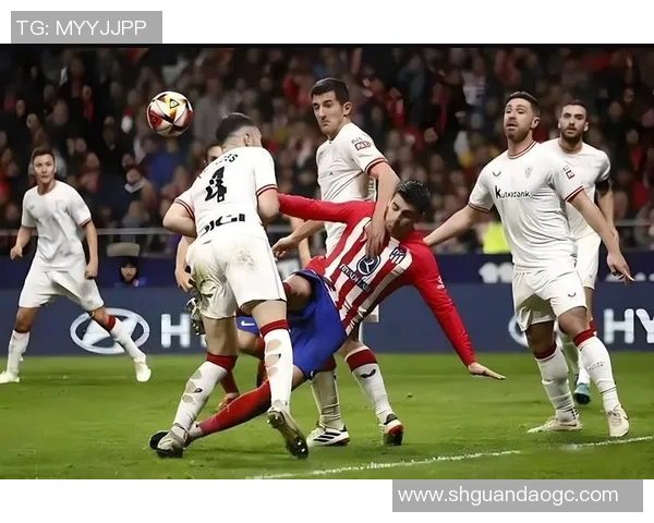 足球明星在比赛中遭遇惊险瞬间的震撼图片集锦与背后的故事解析